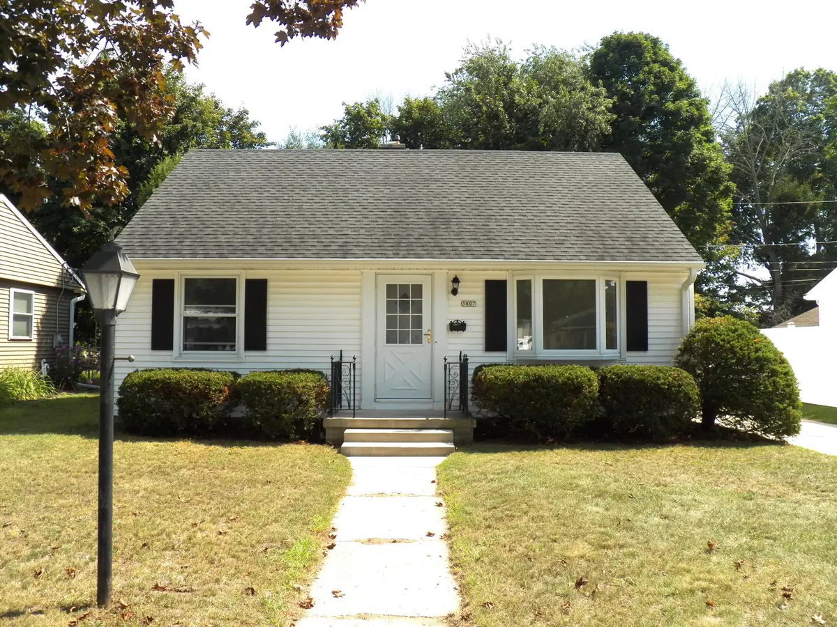 3807 Macarthur Dr, Manitowoc, WI 54220 - #1