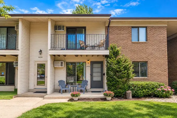 1652 S Carriage Ln, New Berlin, WI 53151