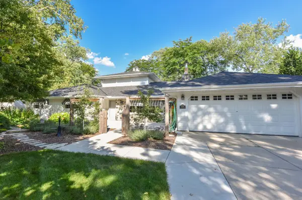 W176N8474 Sunset Ridge Dr, Menomonee Falls, WI 53051