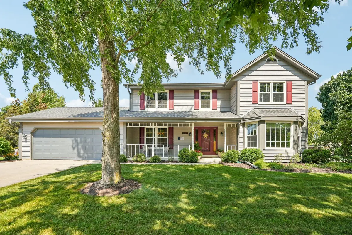 306 W Juniper Dr, Grafton, WI 53024 - #1