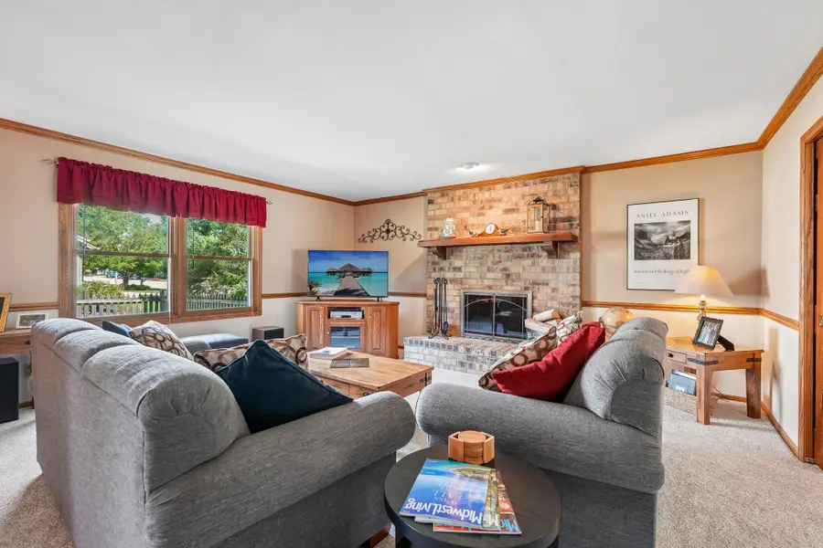 306 W Juniper Dr, Grafton, WI 53024 - #3