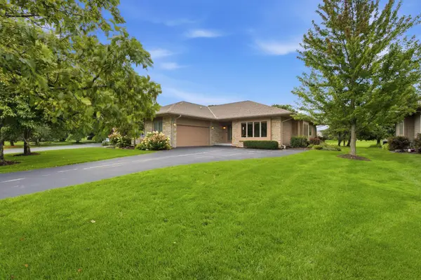 1209 E Sweetbriar Ln, Hartland, WI 53029