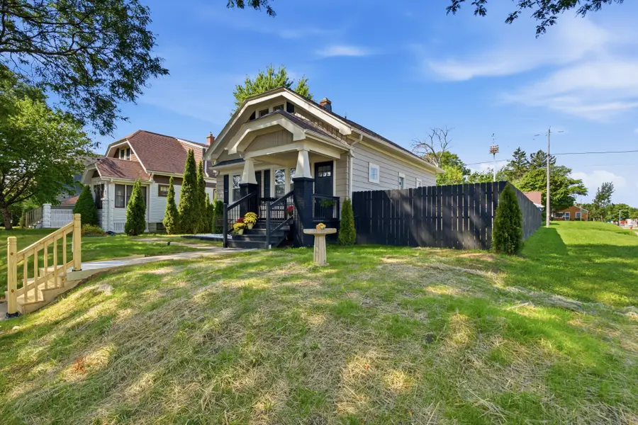 5565 N 32nd St, Milwaukee, WI 53209 - #2