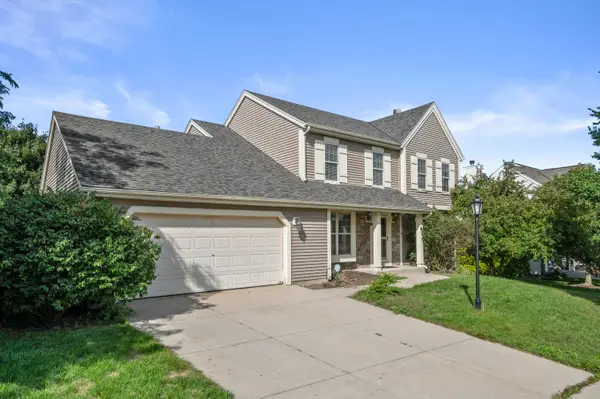 922 River Hill Dr, Waukesha, WI 53189