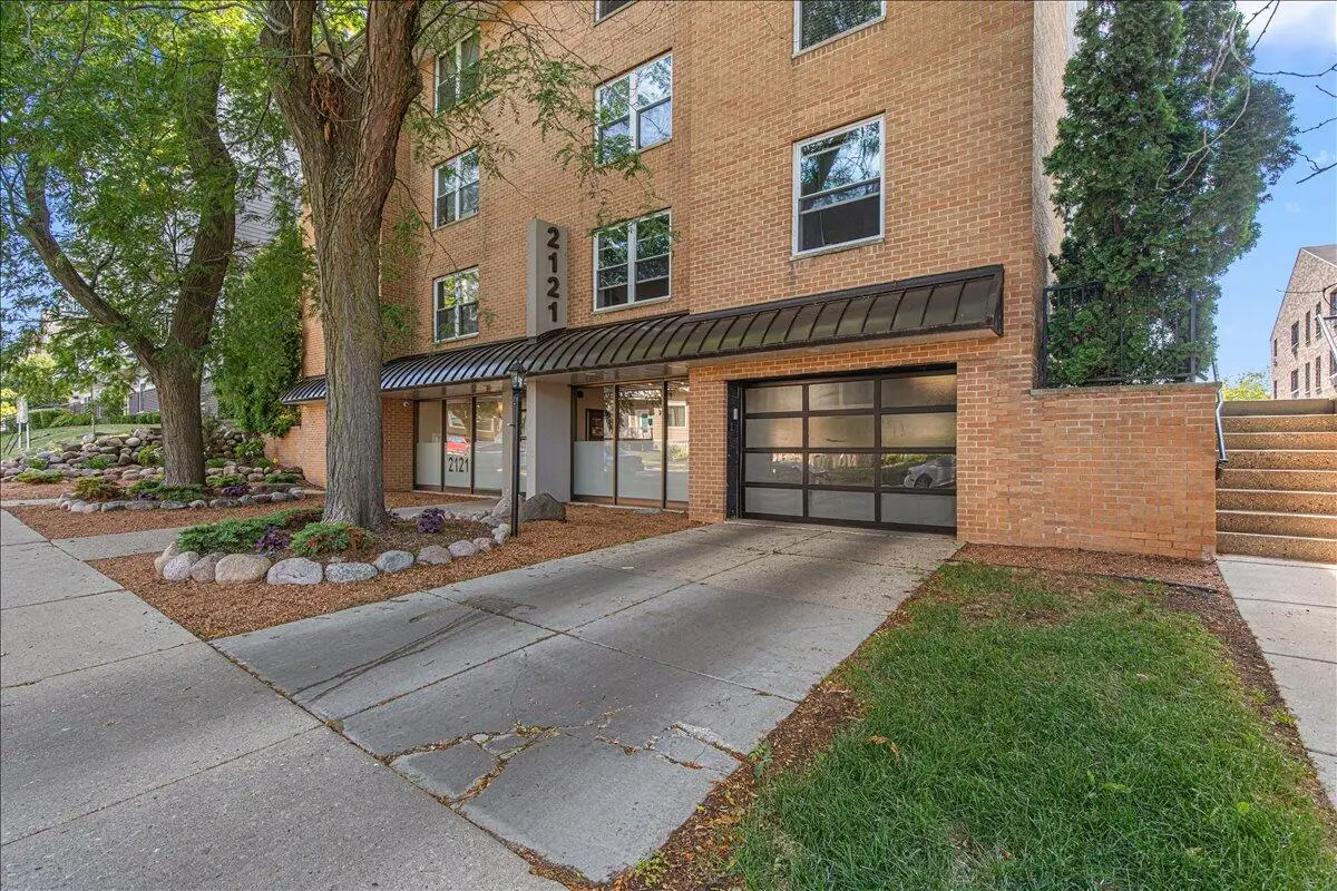2121 N Cambridge Ave, Milwaukee, WI 53202 - #1
