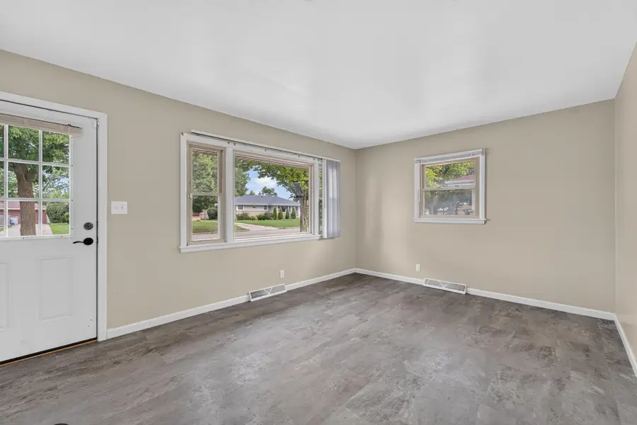 8125 W Clovernook St, Milwaukee, WI 53223 - #2
