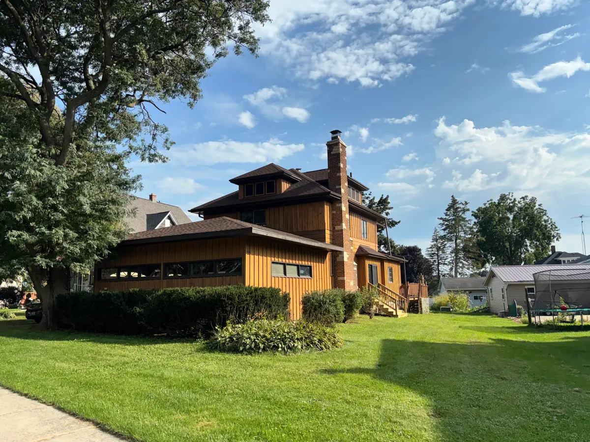 634 E Oak Grove St, Juneau, WI 53039 - #1