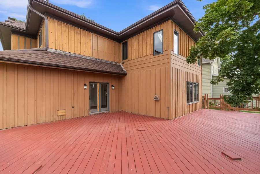 634 E Oak Grove St, Juneau, WI 53039 - #3