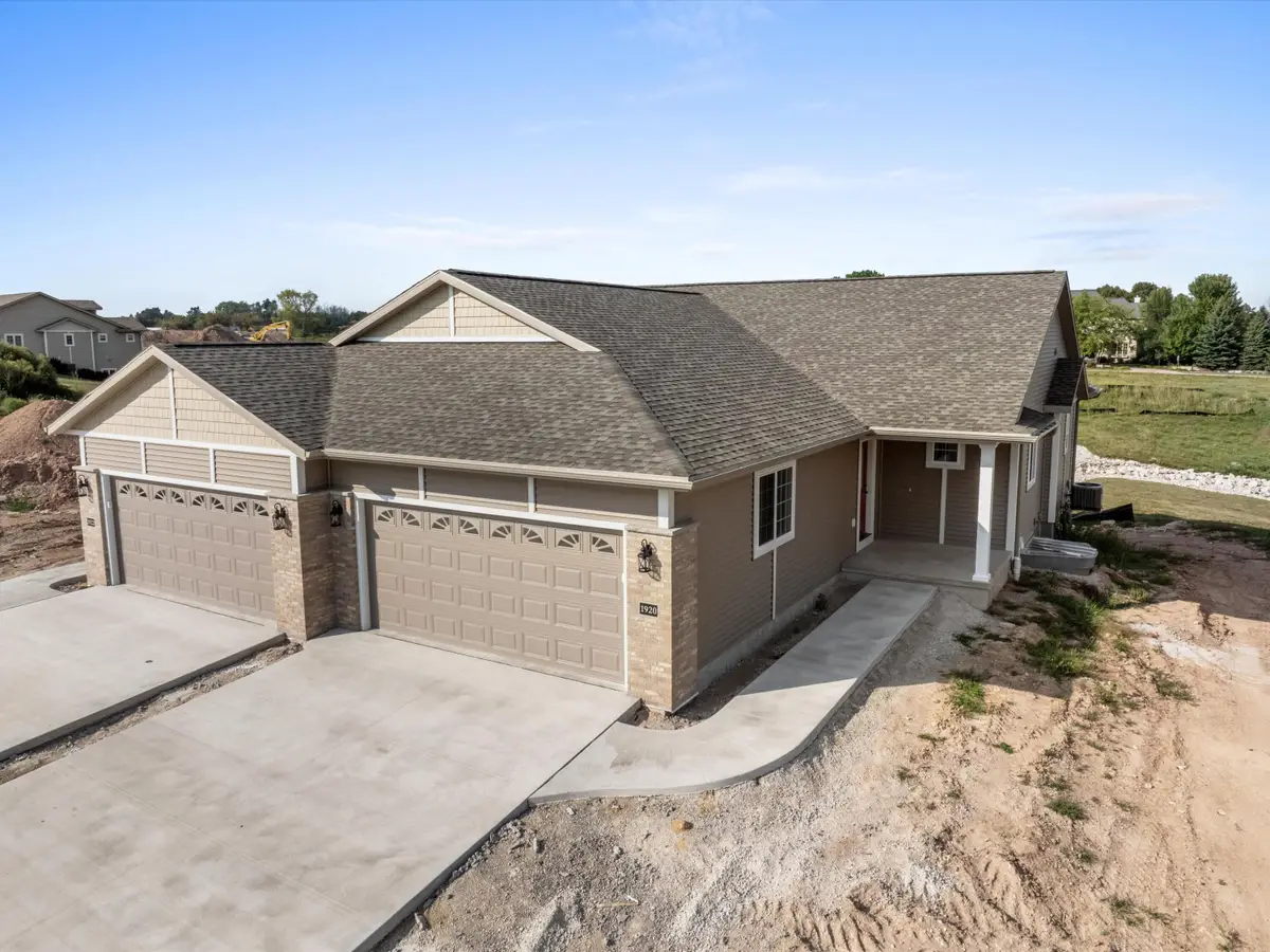1920 Ravenswood Ln, Manitowoc, WI 54220 - #1