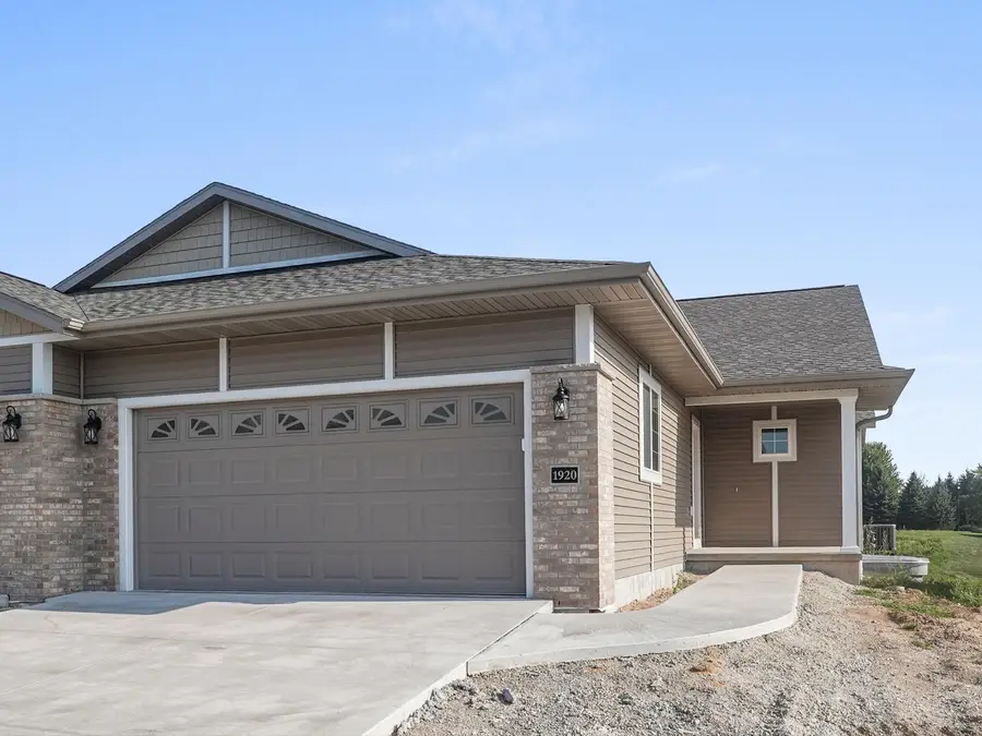1920 Ravenswood Ln, Manitowoc, WI 54220 - #2
