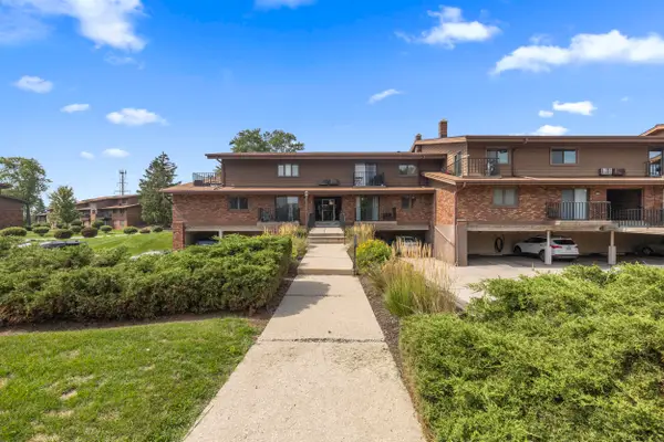 4035 S 84th St, Greenfield, WI 53228