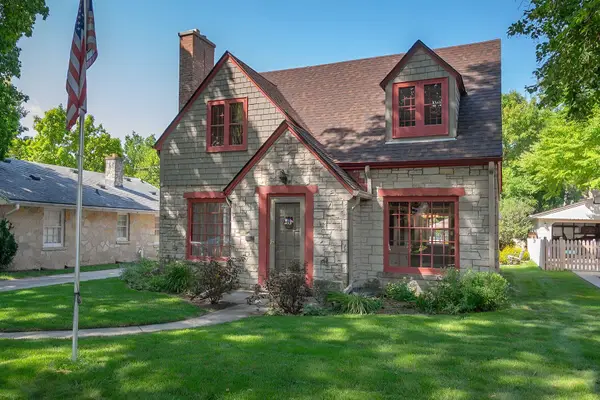 2611 N 84th St, Wauwatosa, WI 53226