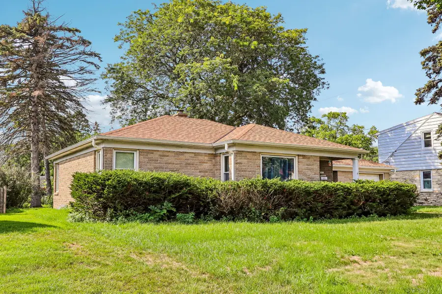 1011 W Silver Spring Dr, Milwaukee, WI 53209 - #2