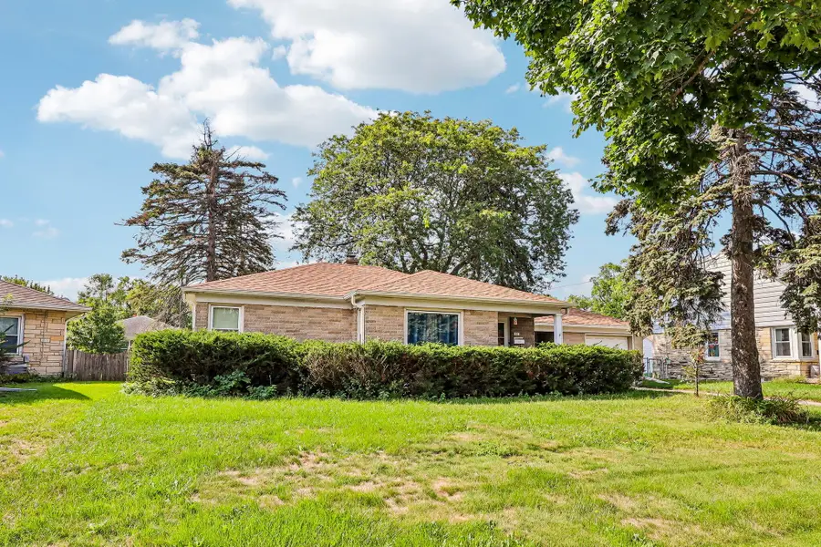 1011 W Silver Spring Dr, Milwaukee, WI 53209 - #3