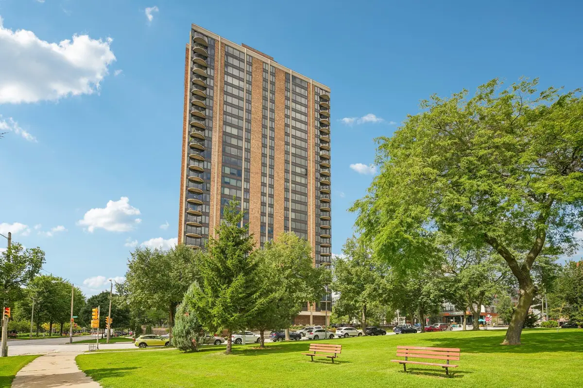 929 N Astor St, Milwaukee, WI 53202 - #1