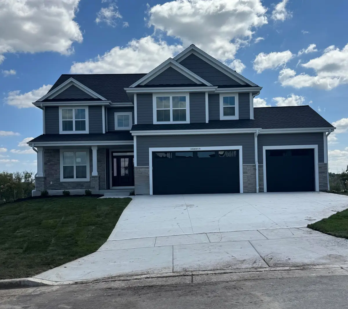 N56W20719 Muirfield Dr, Menomonee Falls, WI 53051 - #1