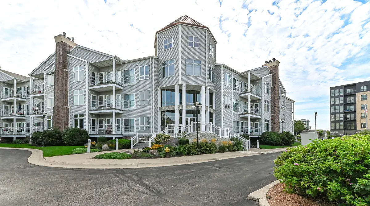 35 Harborview Dr, Racine, WI 53403 - #1