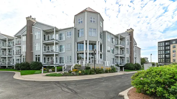 35 Harborview Dr, Racine, WI 53403