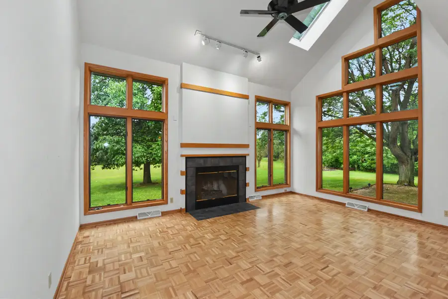 W253S11030 Hunters Ct, Vernon, WI 53149 - #2