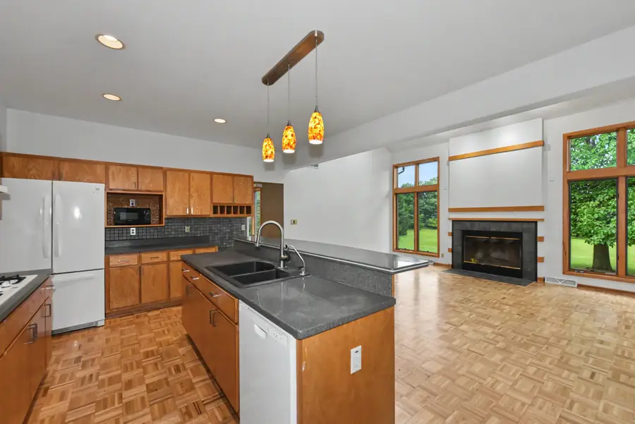 W253S11030 Hunters Ct, Vernon, WI 53149 - #3
