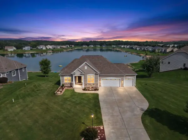 S86W22620 Lake Park Dr, Big Bend, WI 53103