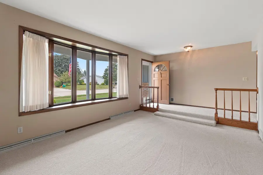 1817 Sharon Ln, Manitowoc, WI 54220 - #3