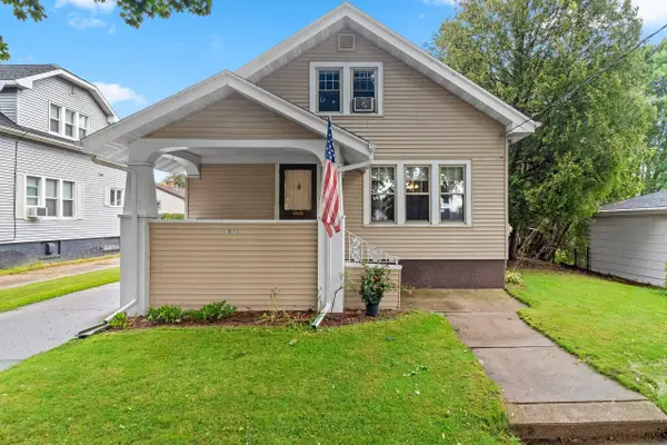 1012 Philippen St, Manitowoc, WI 54220