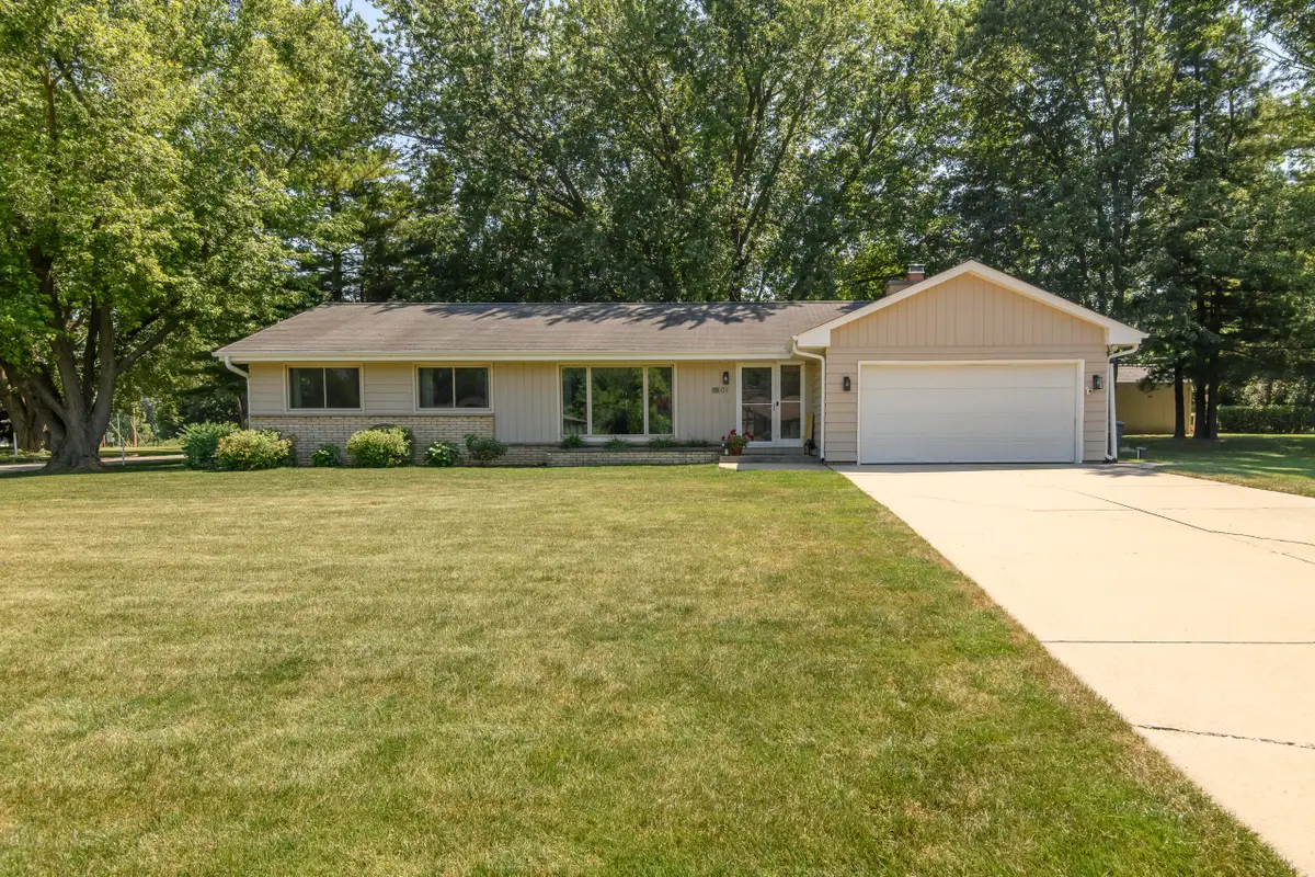 8801 W Dosie Ave, Greenfield, WI 53228 - #1