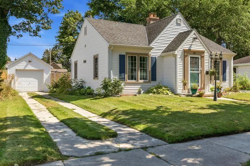 827 N 12th St, Manitowoc, WI 54220 - #2