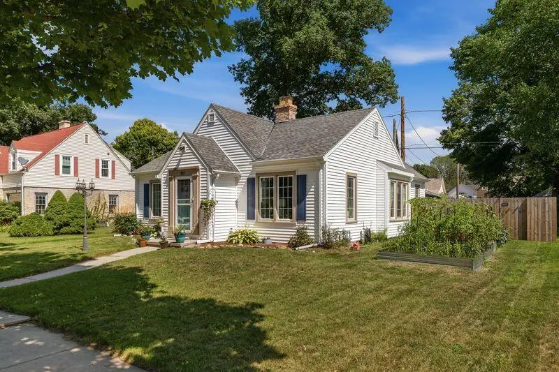 827 N 12th St, Manitowoc, WI 54220 - #3
