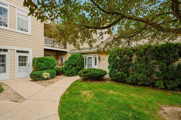 W398N6054 Autumn Woods Dr, Lac La Belle, WI 53066