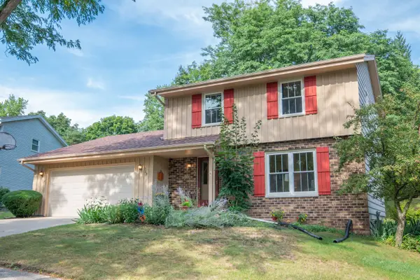 925 Canterbury Ln, Waukesha, WI 53188