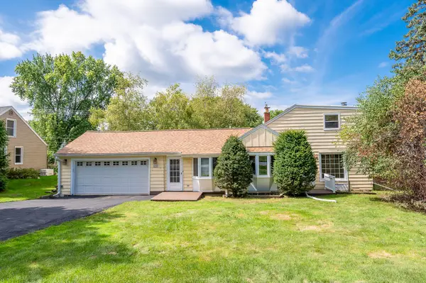 W271N2585 Pear Tree Ln, Pewaukee, WI 53072