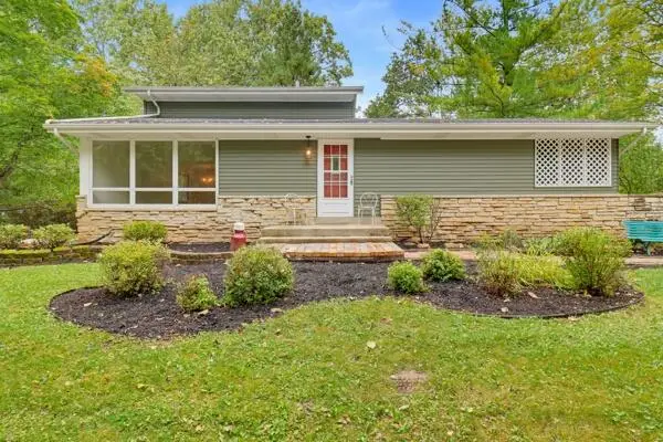 4108 W Glenwood Dr, Franklin, WI 53132