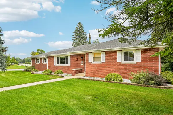 W170N9364 Woodlawn Dr, Menomonee Falls, WI 53051
