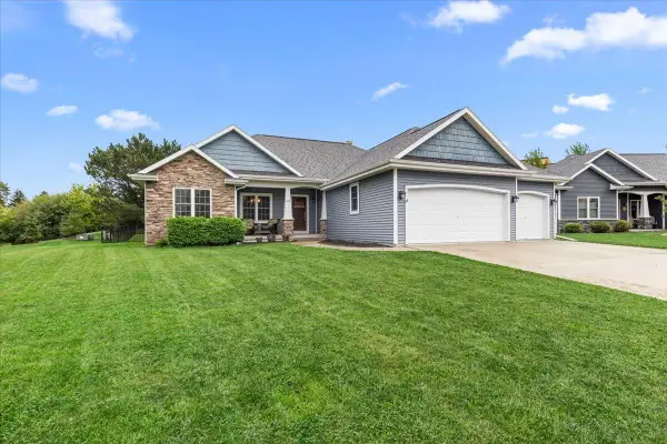 453 Western Ct, West Bend, WI 53095