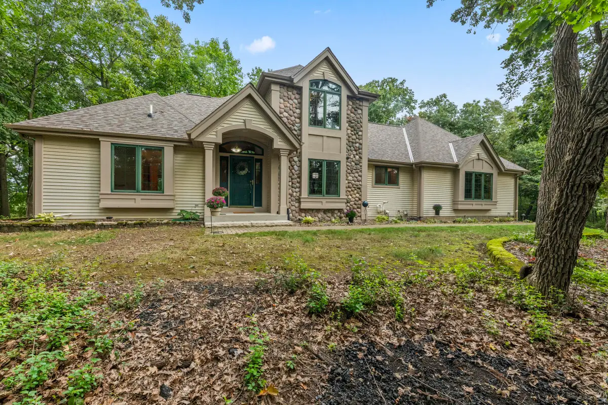3515 Broken Bow Trl, Delafield, WI 53018 - #1