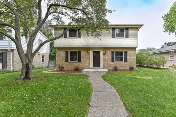 2225 N 103rd St, Wauwatosa, WI 53226