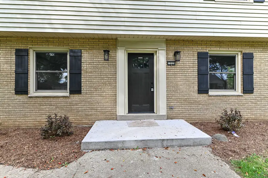 2225 N 103rd St, Wauwatosa, WI 53226 - #2