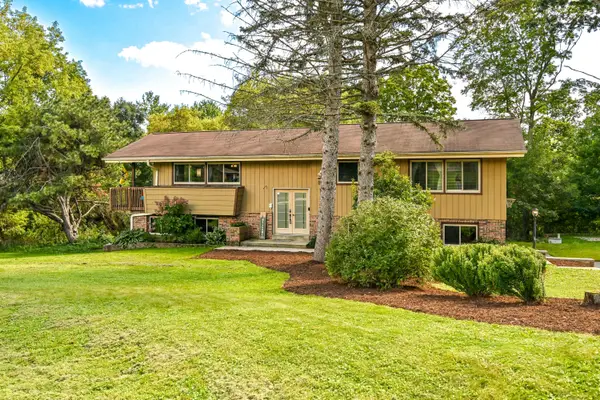1661 Manchester Dr, Grafton, WI 53024