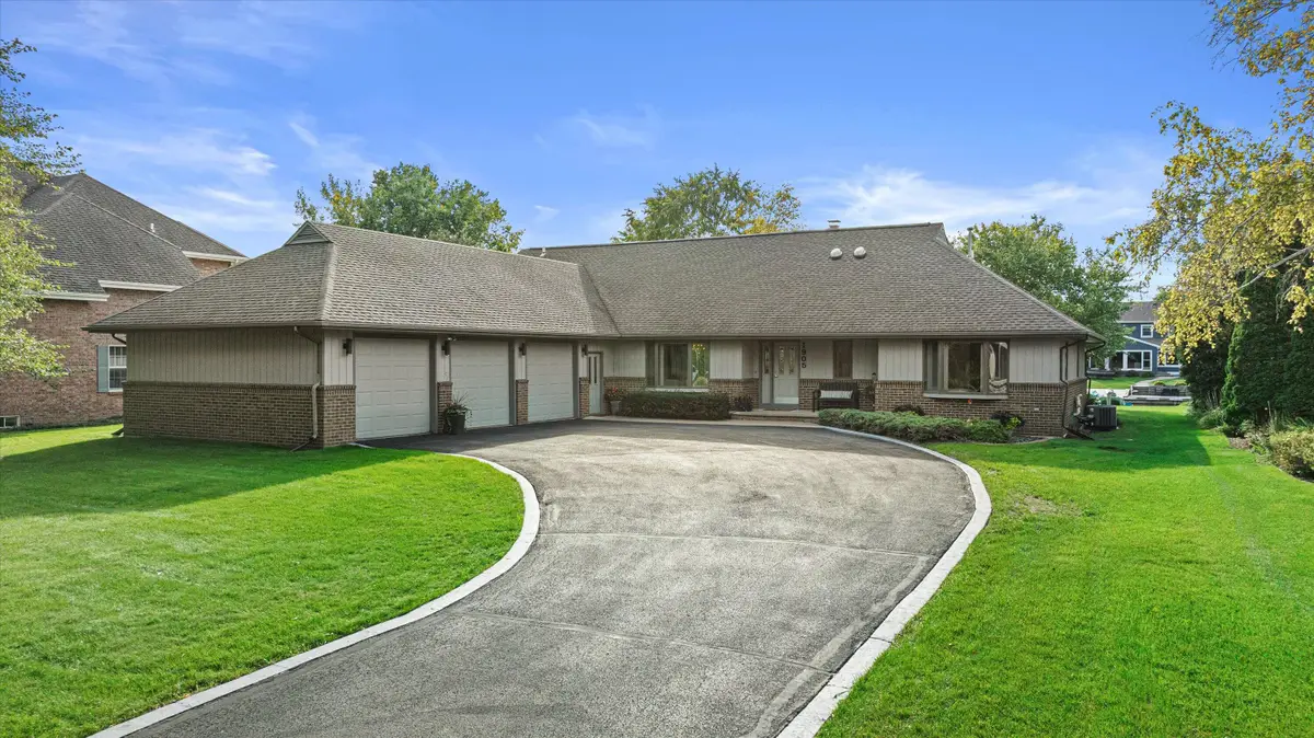 1905 Hickory Ln, Oshkosh, WI 54901 - #1