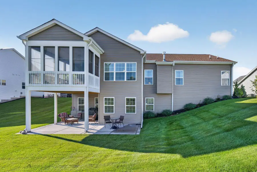 551 N Stone Ridge Dr, Lake Geneva, WI 53147 - #2