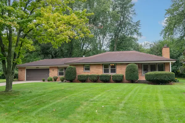 1865 Lone Oak Cir W, Brookfield, WI 53045