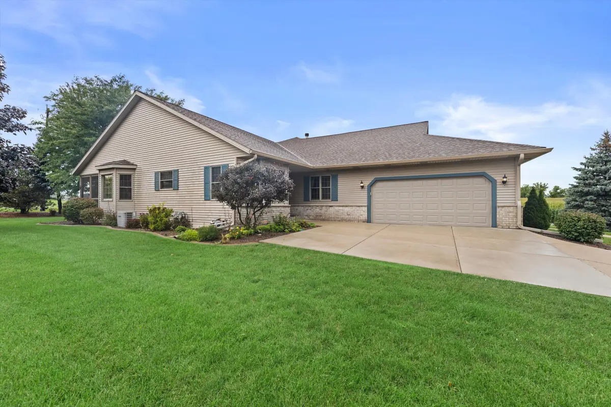W155N6631 Blue Heron Dr, Menomonee Falls, WI 53051 - #1