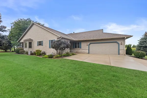 W155N6631 Blue Heron Dr, Menomonee Falls, WI 53051