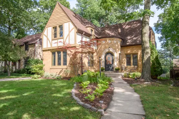 108 N 88th St, Wauwatosa, WI 53226