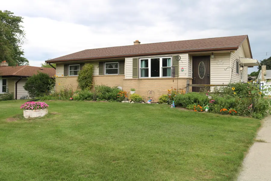 N94W16478 Cumberland Rd, Menomonee Falls, WI 53051 - #2