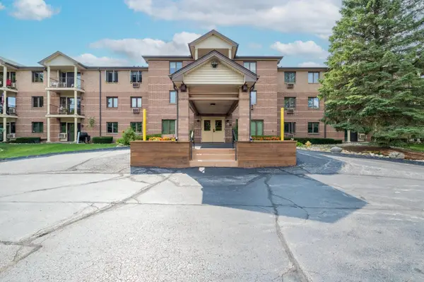 530 N Silverbrook Dr, West Bend, WI 53090