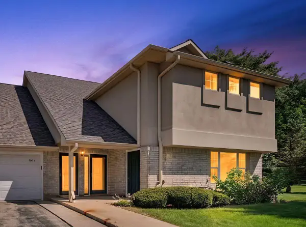 9056 W Elm Ct, Franklin, WI 53132
