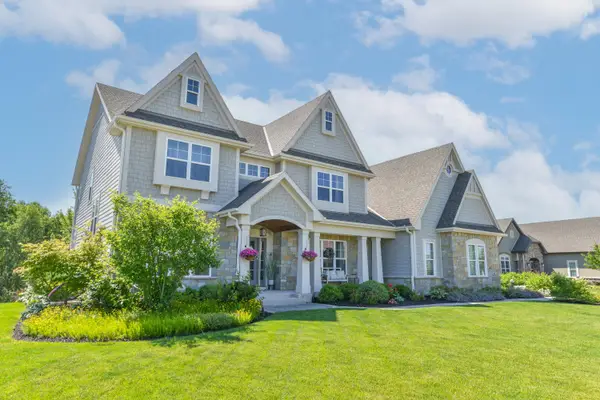 N66W15735 Fox Meadow Dr, Menomonee Falls, WI 53051
